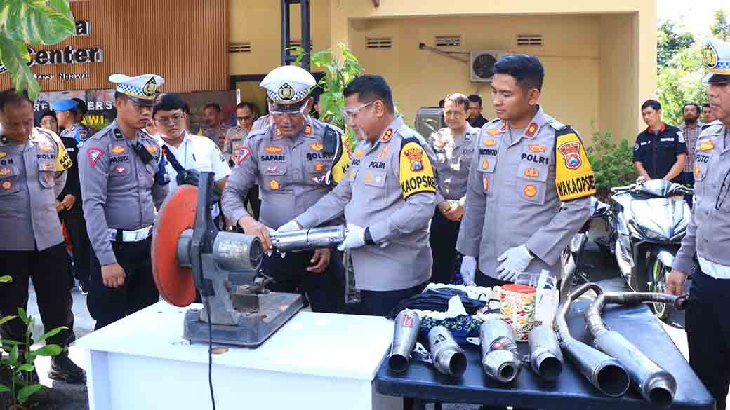 Jelang Akhir Tahun 2023, Polres Ngawi Musnahkan 176 Knalpot Brong Dan 1.700 Botol Miras1