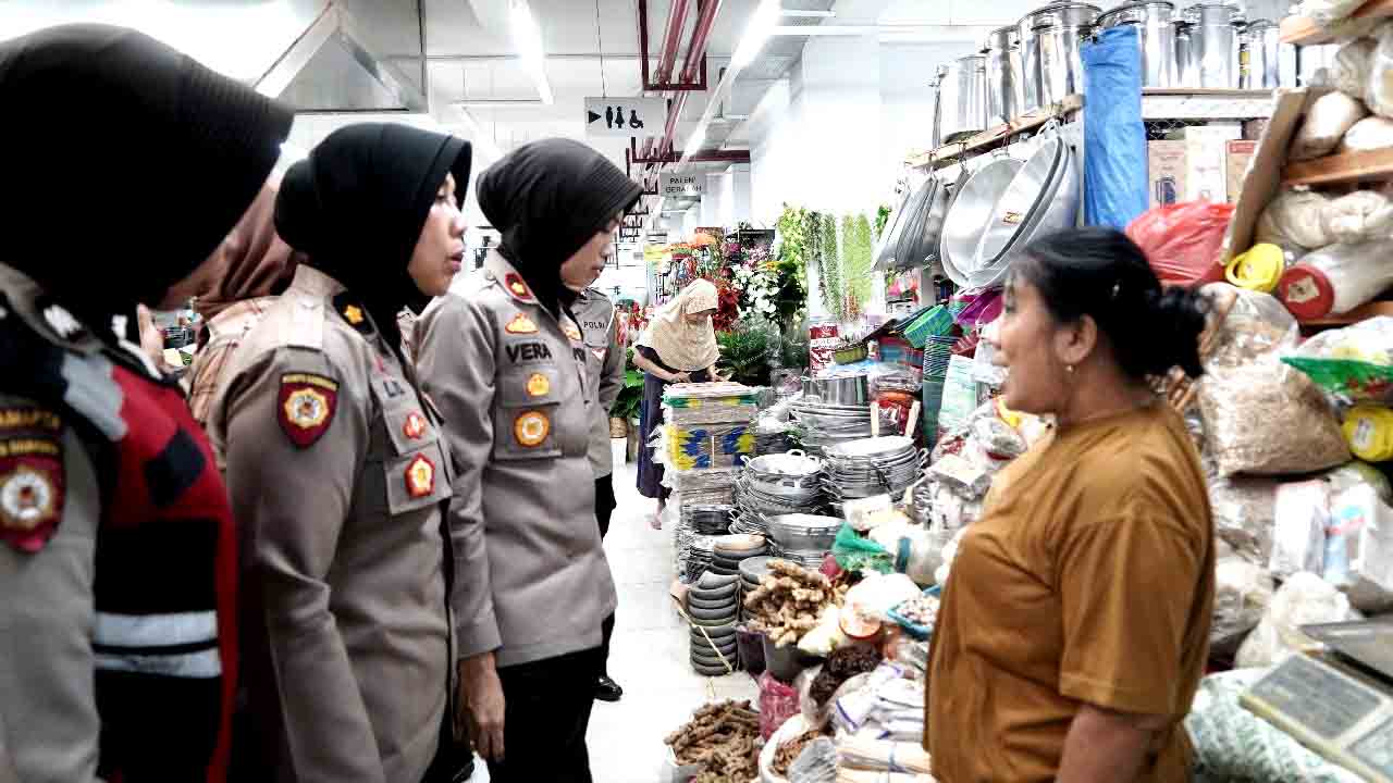 Jelang Nataru Polres Ponorogo Kunjungi Pasar Cek Persediaan