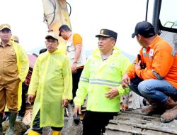 Kapolda Sumut Salurkan Bantuan dan Pastikan Pencarian Korban Longsor di Humbahas