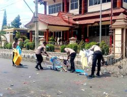 Peduli Lingkungan Polisi Bersihkan Sampah Usai Aksi Demo di Kantor DPRD Situbondo