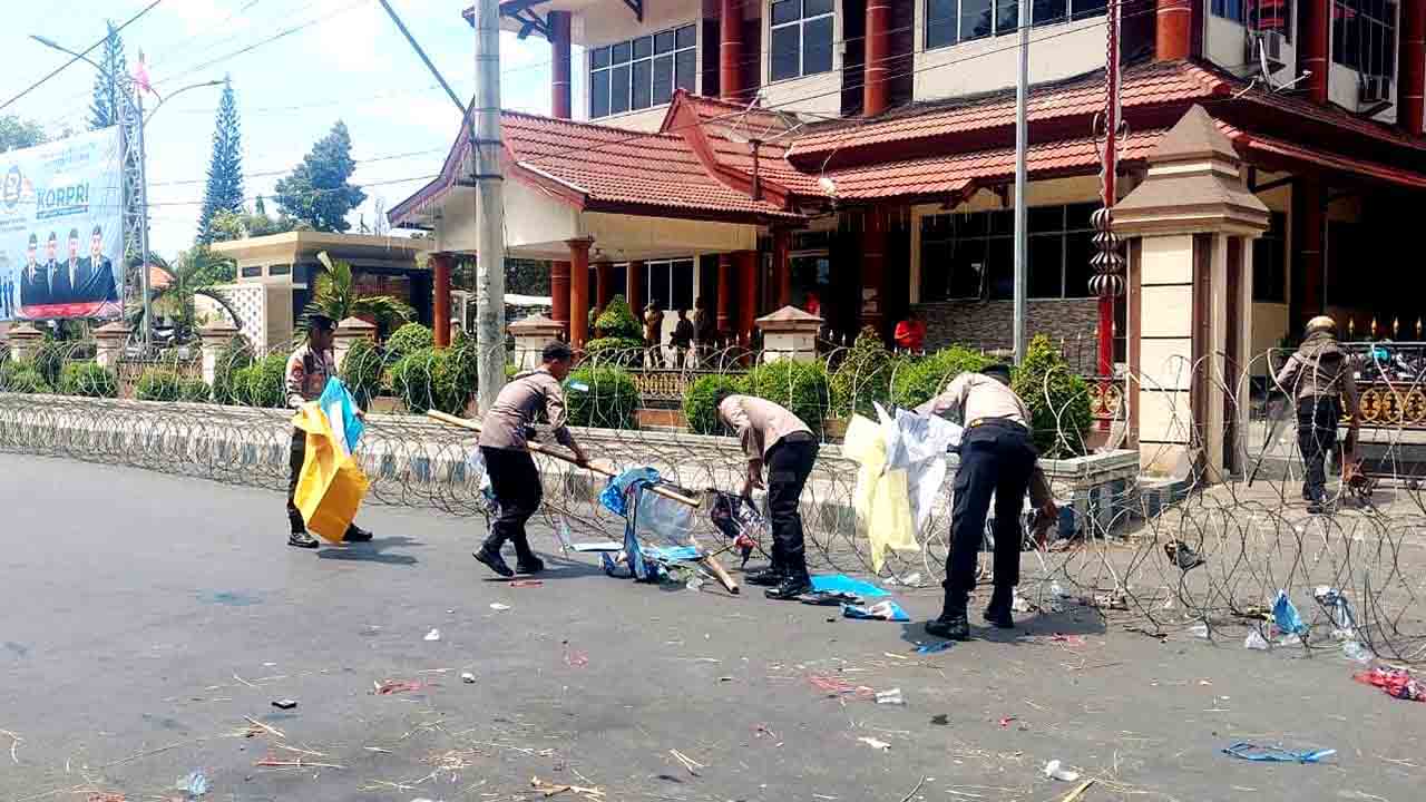 Peduli Lingkungan Polisi Bersihkan Sampah Usai Aksi Demo Di Kantor Dprd Situbondo