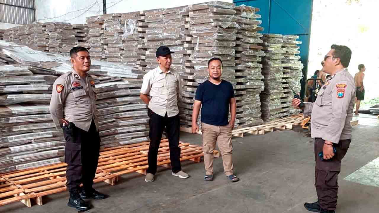 Polres Jember Siagakan Personel 24 Jam Untuk Pengamanan Gudang Penyimpanan Logistik Pemilu 2024
