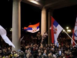 Ratusan Demonstran di Belgrade Tuntut Pembebasan Mereka yang Ditahan