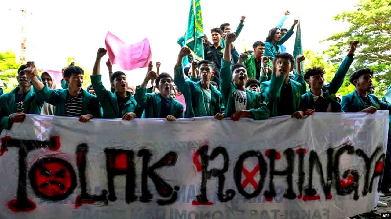 Ratusan Mahasiswa Usir Rohingya Di Aceh
