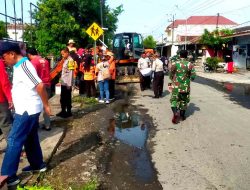 Sinergitas Polisi Bersama TNI dan Warga Bersihkan Parit Limbah Pabrik di Ngawi