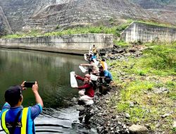 Tebar Benih Ikan, Cara Bhabinkamtibmas Polres Pacitan Jaga Habibat Air