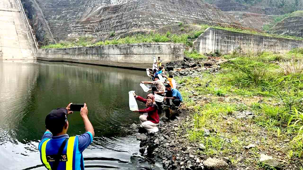 Tebar Benih Ikan, Cara Bhabinkamtibmas Polres Pacitan Jaga Habibat Air
