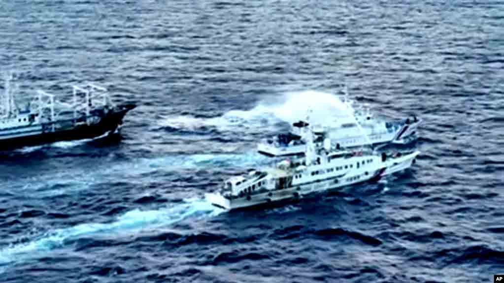 Dua Kapal China Bayangi Kapal Filipina Dan As