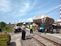 Pastikan Keamanan Jalur Perlintasan Kereta Api Kanit Kamsel Sat Lantas Polres Kediri Beserta Anggota Kunjungi Pos Perlintasan Kereta Api.
