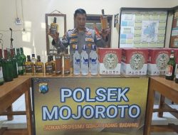 Apes ! Ratusan Botol Minuman Keras Berbagai Jenis Bermerk Buat Dijual dan Pesta Tahun Baru Malah Disita Polsek Mojoroto