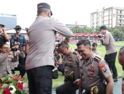 Kapolda Jatim Pimpin Upacara Kenaikan Pangkat 2.925 Personel di Penghujung Tahun 2023