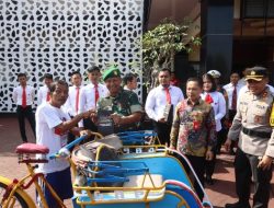 Sinergitas dan Soliditas, Polres Trenggalek Bersama Kodim 0806 Berbagi Ratusan Jas Hujan Gratis untuk Warga