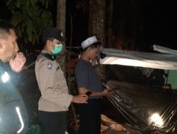 Gercep, Polisi Evakuasi Seorang Kakek yang Tinggal di Tengah Hutan Pinus Bondowoso