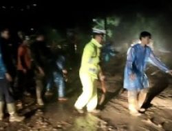 Polisi Bersama TNI dan Warga Bersihkan Material Longsor di Magetan, Jalur Wisata Sarangan Kembali Normal 