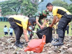 Polres Ponorogo Gandeng TNI dan Relawan Gotong Royong Bersihkan Sampah di Telaga Ngebel