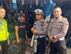 Petugas Satlantas Polres Kediri mendatangi beberapa penjual knalpot brong di pasar loak Pujasera Kecamatan Pare 