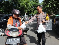 Jum’at Penuh Berkah, Wakapolres Kediri Kota Borong Dagangan UMKM, Dibagikan ke Masyarakat