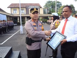 Kapolres Kediri Kota Pimpin Pemberian Penghargaan Pada Anggota Yang Berprestasi