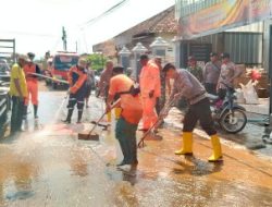 Kompak, Polisi bersama TNI dan Warga Bersihkan Lumpur Luapan Sungai Joho di Tulungagung