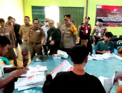 Pj Bupati Mesuji Bersama Rombongan Lakukan Pantauan Kegiatan Sortir dan Lipat Surat Suara Pemilu