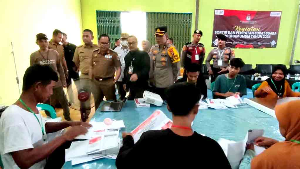 Pj Bupati Mesuji Bersama Rombongan Lakukan Pantauan Kegiatan Sortir Dan Lipat Surat Suara Pemilu