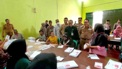 Pj Bupati Mesuji Bersama Rombongan Lakukan Pantauan Kegiatan Sortir Dan Lipat Surat Suara Pemilu 2