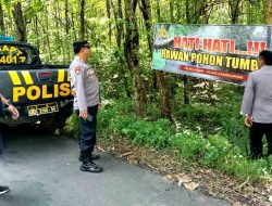 Polsek Karanganyar Pasang Banner Imbauan ditepi jalan yang rawan Pohon Tumbang