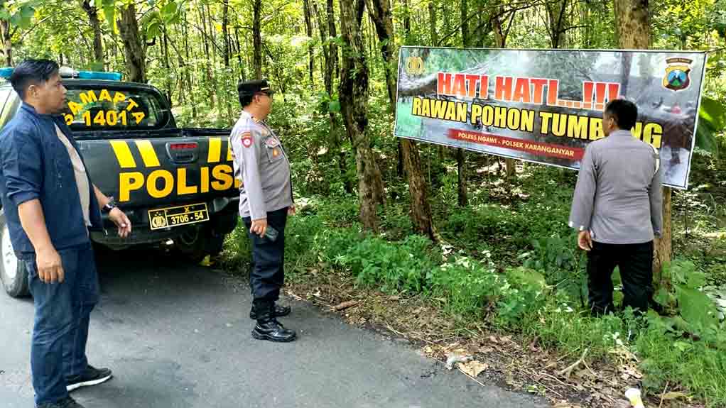 Polsek Karanganyar Pasang Banner Imbauan Ditepi Jalan