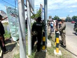 Bawaslu Bersama Satpol PP Kabupaten Lamongan Melakukan Penertiban APK Yang Tidak Sesuai Aturan