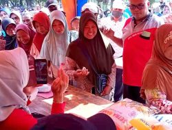 DPPTK Ngawi Gelar Operasi Pasar, Hitungan Menit Telur Ludes Diserbu Pembeli