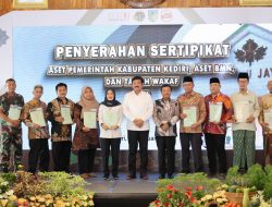Menteri ATR/Kepala BPN Bagikan Sertipikat Tanah Wakaf, Tanah Aset, dan Redistribusi Tanah di Kabupaten Kediri