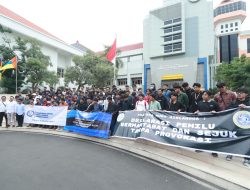 Suarakan Pemilu Bermartabat Tanpa Provokasi Ratusan Mahasiswa di Surabaya Gelar Deklarasi