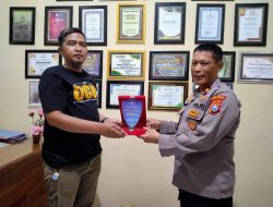 Kapolsek Mojoroto Kompol Mukhlason Dapat Penghargaan dari Perwakilan KGR