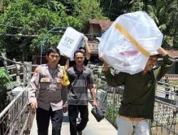 Polisi bersama TNI di Pacitan Tempuh Medan Terjal Demi Amankan Distribusi Logistik Pemilu
