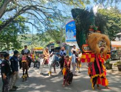 Unik, Distribusi Logistik Pemilu di Ponorogo Dikawal Reog dan Petugas Berkuda