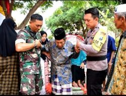 Bupati Apresiasi Kolaborasi TNI – Polri di Situbondo Antar Jemput Lansia Datang ke TPS Demi Gunakan Hak Pilih