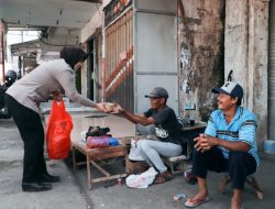 Jum’at Berkah, Polwan Polres Kediri Beri Imbauan Pasca Pemilu 2024 Sambil Bagikan Nasi Kotak