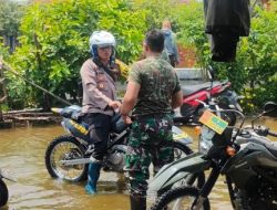 Sinergitas, Polisi Bersama TNI dan BPBD Tangani Banjir di Sidoarjo