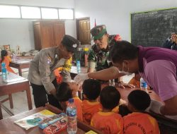 Dampingi Warga Binaanya, Pak Bhabin Polres Ngawi Turut Sukseskan Program Imunisasi Polio