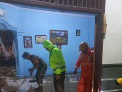 Kompak Polres Ngawi bersama TNI Bantu Bersihkan Rumah Warga Terdampak Luapan Sungai Sawur