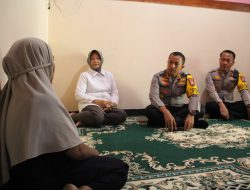 Kapolres Kediri Kota Bersama Ketua KPU Takziah Ke Rumah Almarhum Anggota Linmas