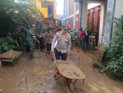 Sinergitas, Polisi Bersama TNI dan Warga Gotong Royong Bersihkan Material Longsor di Trenggalek