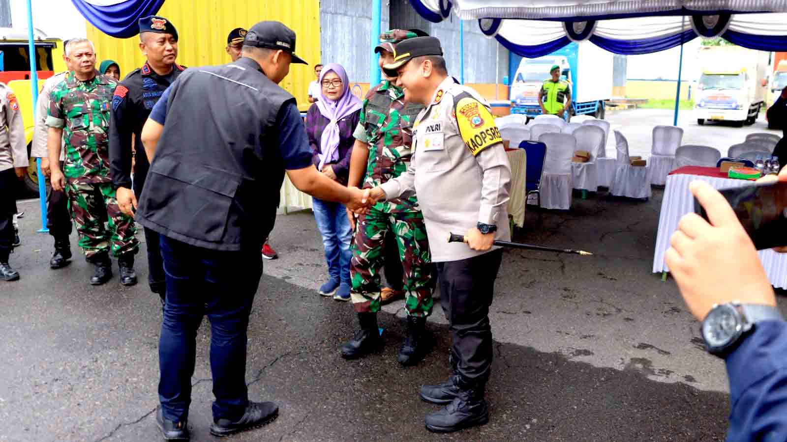 Kapolres Ngawi Turut Melepas Pendistribusian Logistik Pemilu 2024