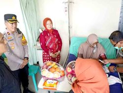 Kepedulian Polres Kediri Kota Bersama KPU Jenguk Ketua KPPS Yang Sedang Sakit