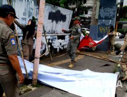 Memasuki Masa Tenang, Satpol PP Surabaya Tertibkan APK Pemilu 2024