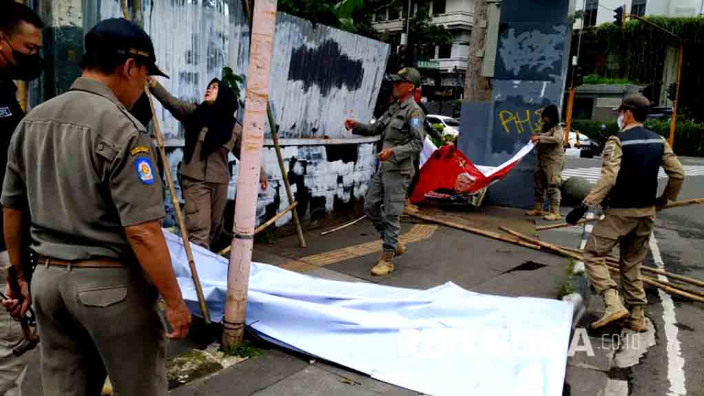 Memasuki Masa Tenang, Satpol Pp Surabaya Tertibkan Apk Pemilu 2024