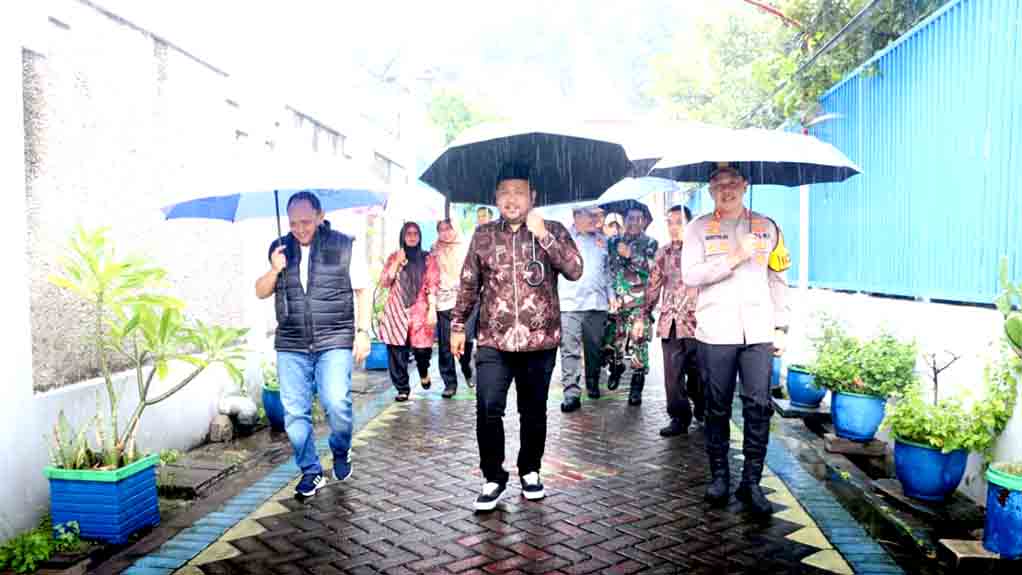 Pastikan Kelancaran Pemilu Bupati Fandi Akhmad Yani Bersama Forkopimda Gresik Sidak Sejumlah Tps