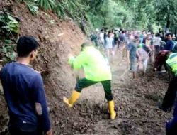 Akibat Tanah Longsor, Warga Terisolir: Personel Polres Pemalang Bersihkan Material Tanah Longsor di Desa Pedagung