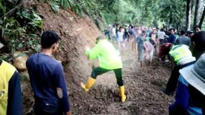 Personel Polres Pemalang Bersihkan Material Tanah Longsor Di Desa Pedagung