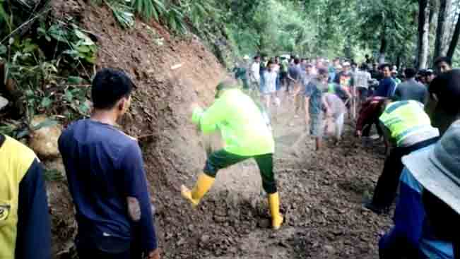 Personel Polres Pemalang Bersihkan Material Tanah Longsor Di Desa Pedagung